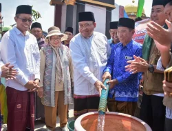 Awali Jum’at Salam di Lotim, Pj Gubernur NTB Serahkan Bantuan Air Bersih di Desa Sekaroh