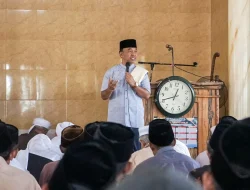 Doktor Najam Jumat Salam di Surabaya Lotim Sampaikan Pesan Bijak Bermedia Sosial di Hadapan Jamaah Masjid At Taqwa