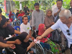 Jelang Tutup Tahun, Rachmat Hidayat bagikan puluhan Kursi Roda untuk Orang Tua Jompo di Lombok Tengah