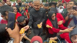 Terharu, Pedagang di CFD Mataram Diborong Capres Ganjar