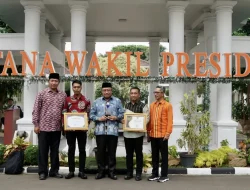 Miq Gita Pj Gubernur NTB terima Anugerah NTB Provinsi Informatif di Istana Wapres RI