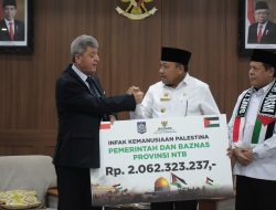 Pj Gubernur Serahkan Donasi Masyarakat NTB Sebesar 2 Miliar Lebih Kepada Dubes Palestina