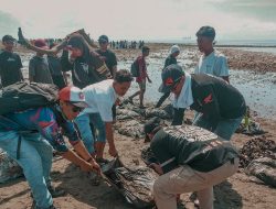 Honda Asosiasi Lombok Support Beach Clean By Pandawara di Pantai Labuhan Haji