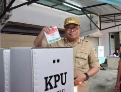 Pj Gubernur Miq Gita Salurkan Hak Pilih di TPS 12 Karang Taruna, Mataram
