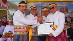 Kado istimewa di HUT ke 209, Miq Gita Serahkan Sertifikat Kebudayaan Kepada Kabupaten Dompu