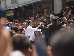 Pj Gubernur NTB Dampingi Presiden Joko Widodo Berikan Bantuan kepada Pedagang Pasar Tradisional Seketeng Sumbawa NTB