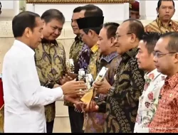 Pj Gubernur NTB Miq Gite Terima Penghargaan TPID Award dari Presiden RI