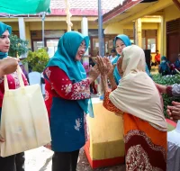 Kunjungi Kampung Bawang di Desa Risa, Bunda Lale Pimpin Bakti Sosial Gerakan TP PKK NTB