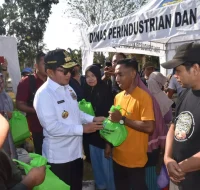 Pemprov NTB Adakan Pangan Murah di Dompu, Pj Gubernur Serahkan Sembako