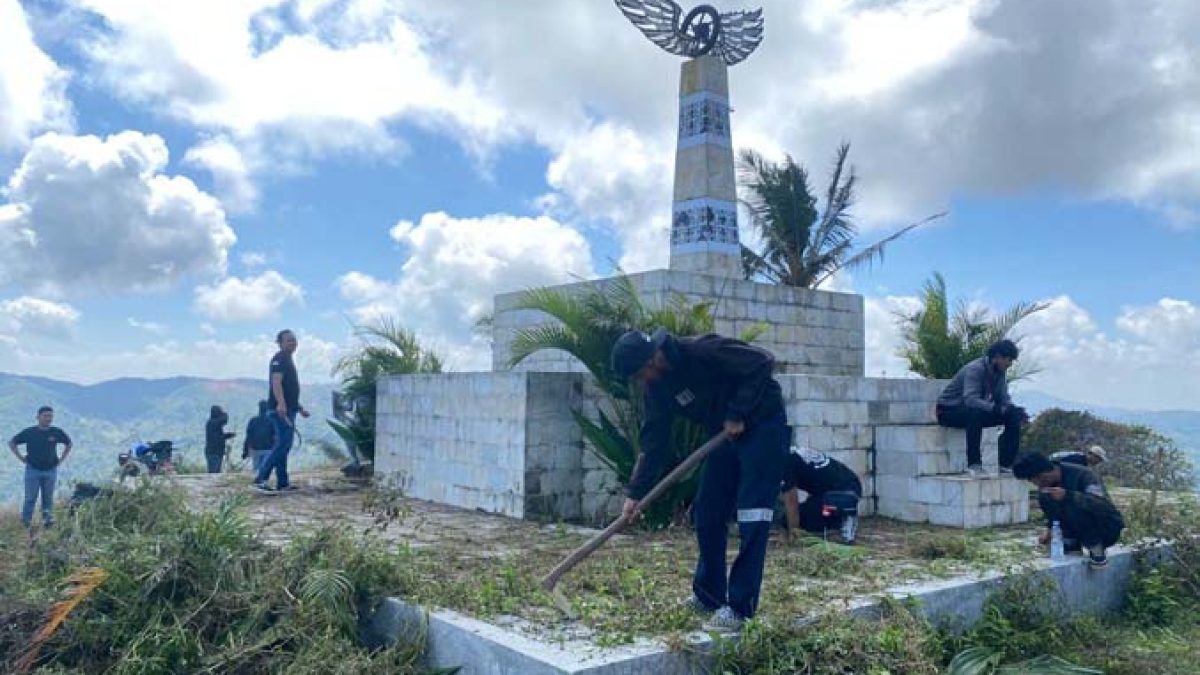 Aktivitas bersih-bersih Tugu