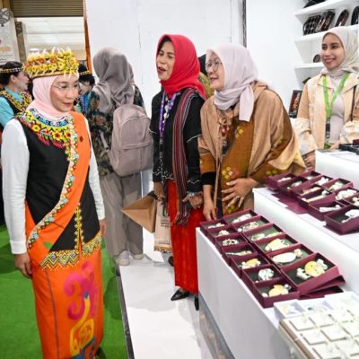 Stand Pameran Dekranasda NTB Disambangi Ketua Umum Dekranas pada Pameran KriyaNusa 2024