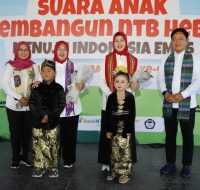 Rayakan HAN 2024, Pj Gubernur, Hassanudin Layani Anak Anak Foto Bersama dan Jabat Tangan