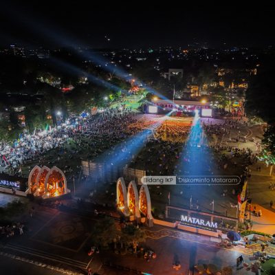 Warga Kota Mataram tumpah ruah merayakan Malam Hiburan Rakyat sebagai puncak peringatan Hari Ulang Tahun Kota Mataram yang ke-31