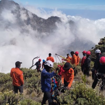 Pencarian Masif Berlangsung Pasca Pendaki Jatuh di Gunung Rinjani