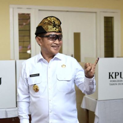 Pj Gubernur Hasanuddin Salurkan Hak Pilih di TPS 1 Pejanggik