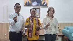 Dr. Najamuddin Amy Lepas Peserta Pertukaran Pemuda Indonesia-Australia di Sela Wawancara Akhir Tahun dengan RRI Pro Mataram