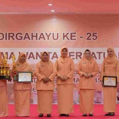 Puncak HUT DWP ke-25, Ketua DWP Diskominfotik NTB Berhasil Juara II Lomba Mendongeng