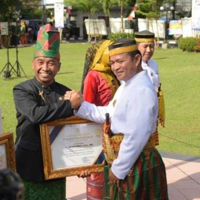 Doktor Najam Kadis Kominfotik NTB Terima Penghargaan Pjs Bupati Sumbawa dari Gubernur NTB