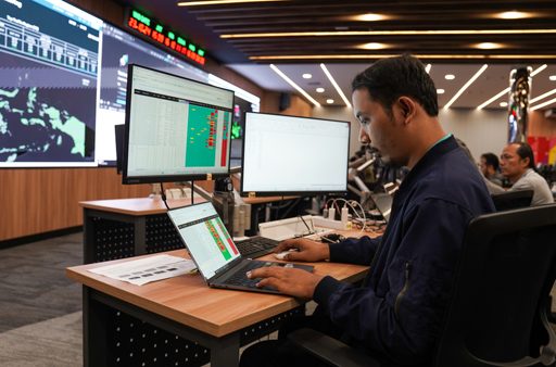 Penampakan ruang DIOC (Digital Intelligence Operation Center). DIOC menjadi pusat operasi jaringan Indosat untuk menyediakan real-time insights dan manajemen layanan proaktif, yang memungkinkan penggabungan keandalan fungsi Network Operations Center (NOC) dan Service Operations Center (SOC). Hal ini membuat penyelesaian masalah jaringan tak lagi bersifat reaktif, terapi proaktif lewat data-data yang disediakan secara real time.