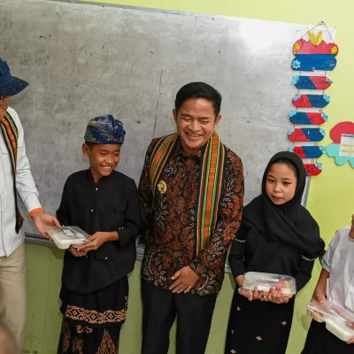 Pj Gubernur NTB Dampingi Menteri P2MI Tinjau Program Makan Gratis di Desa Jenggik