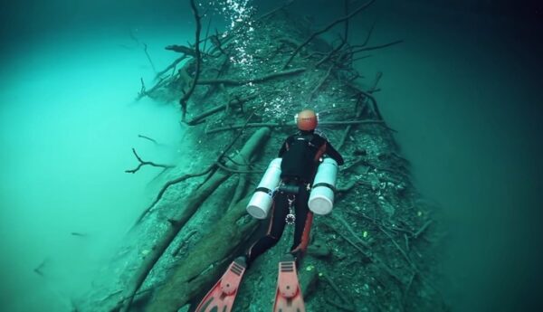 sungai-di-bawah-laut-cenote-angelita-5