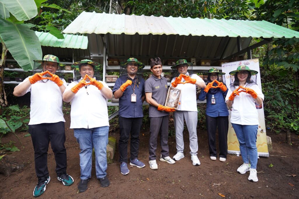 Dari kiri ke kanan Dharma Widjaja Marketing Dept Head Astra Motor, Jeffry Mei Gamastra Runawang, Lalu Afghan Muharror, Imamul Azkar, Robien Tony Chief Executive Astra Motor, Ulpah, Fifi Sumiati General Support Dept Head Astra Motor